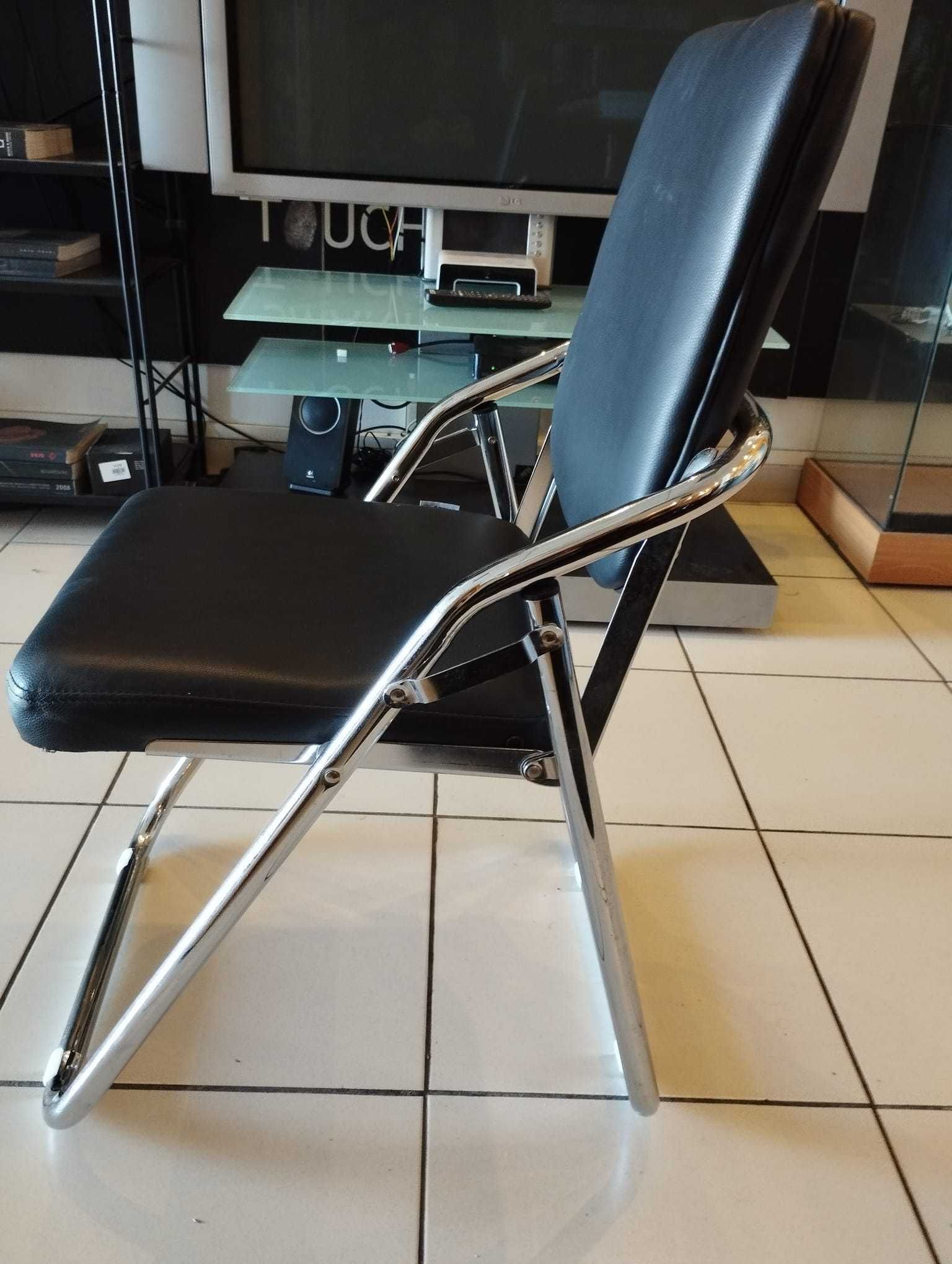 Cadeiras de pele pretas com estrutura cromada