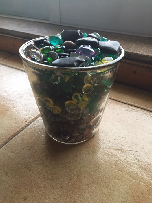 Seixos coloridos em pote vidro