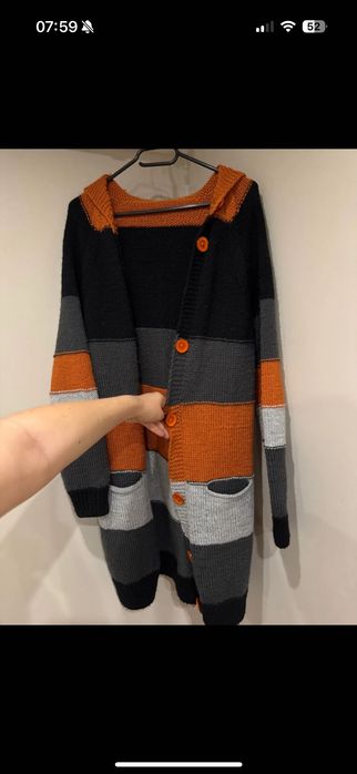 Kardigan sweter z kapturem