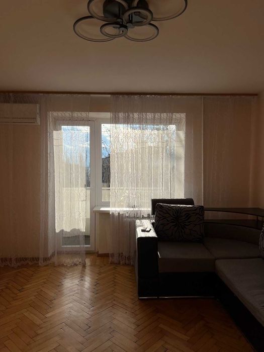 Продаю 3 комнатную крупногабаритную квартиру на Площади Победы