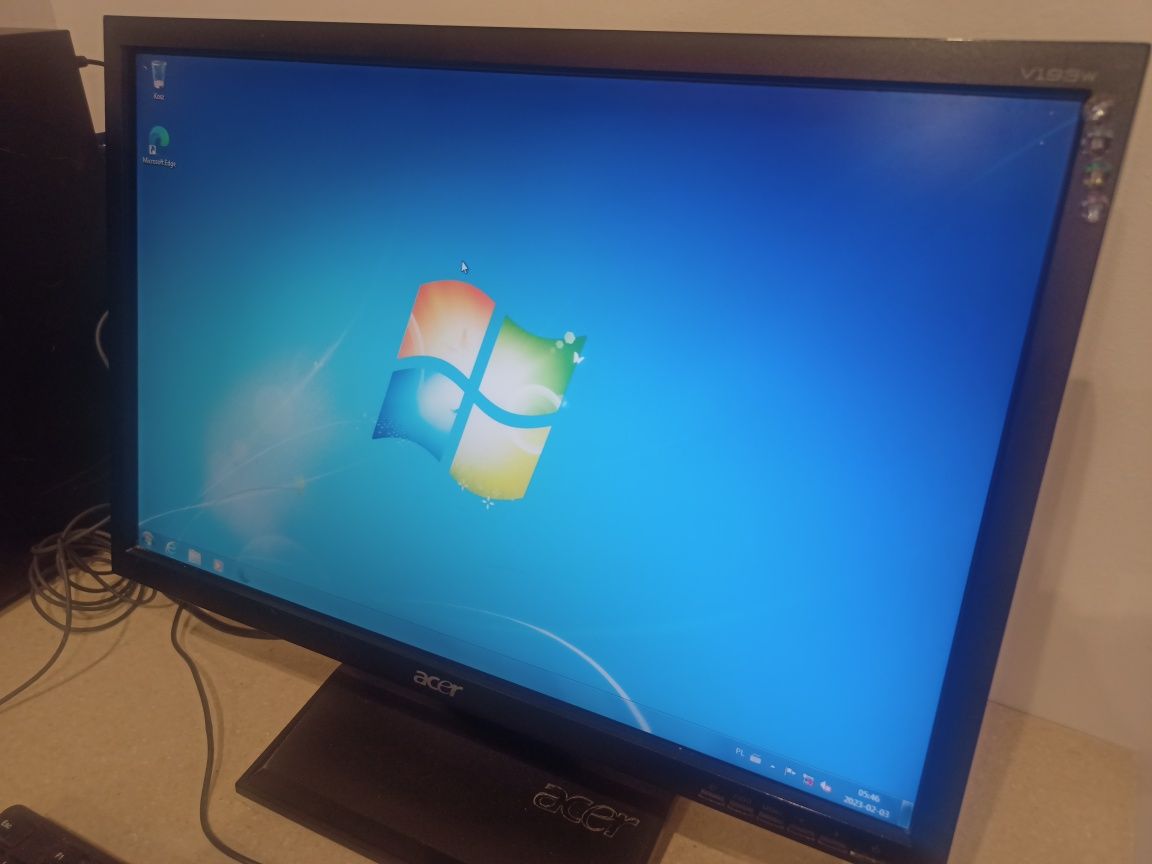 Komputer Modecom z monitorem Acer, klawiaturą i myszą