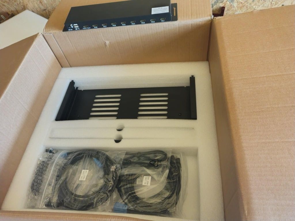 Przełącznik KVM do montażu w szafie rack z monitorem LCD 17,3 cala,