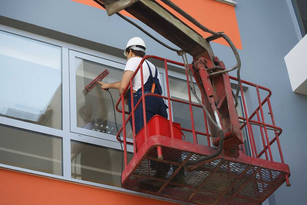 Mycie techniczne ścian fasad okien elewacji dachów prace na wysokości