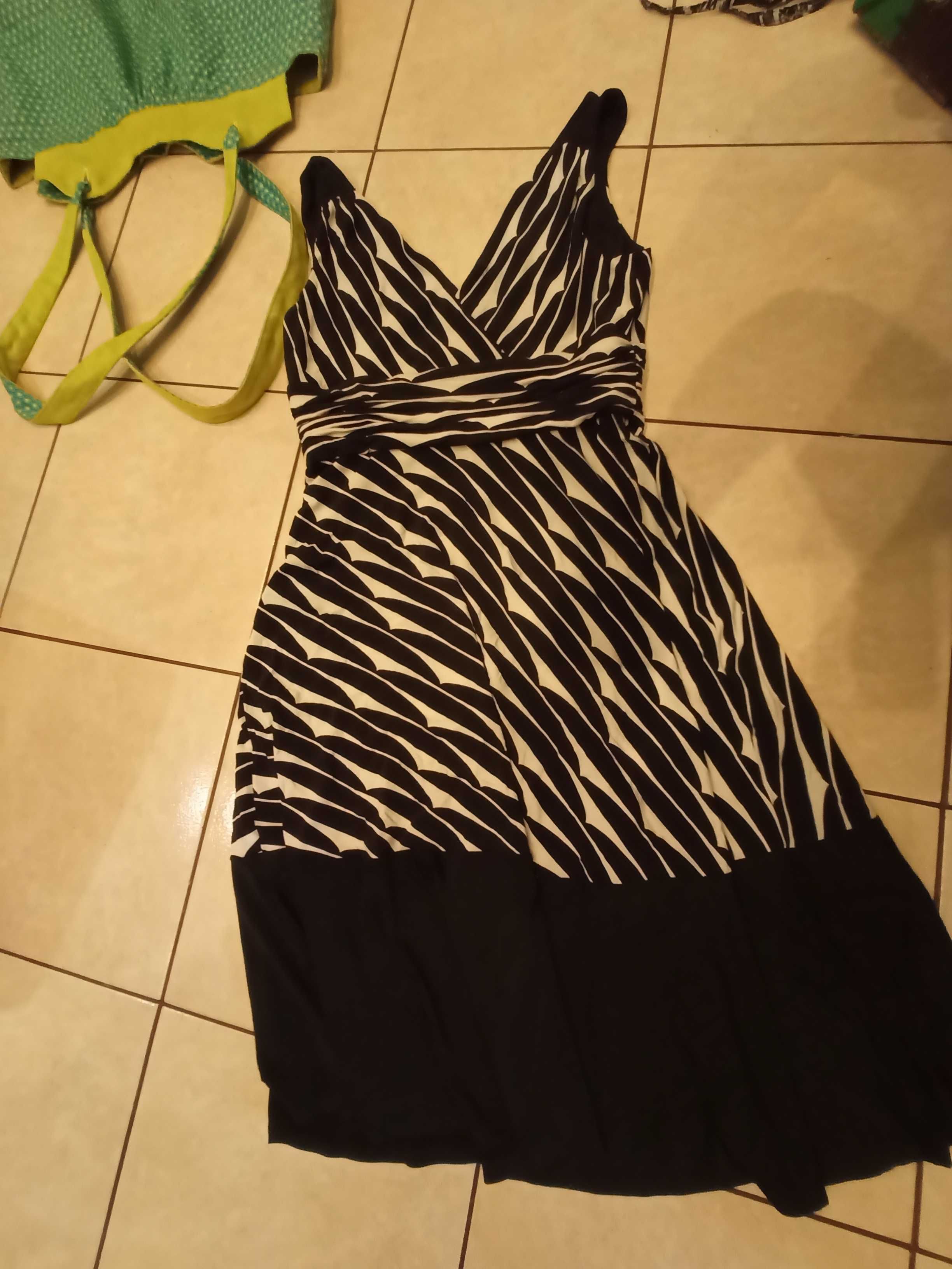 sukienka elstyczna rozkoloszowana czarno biała 38 M