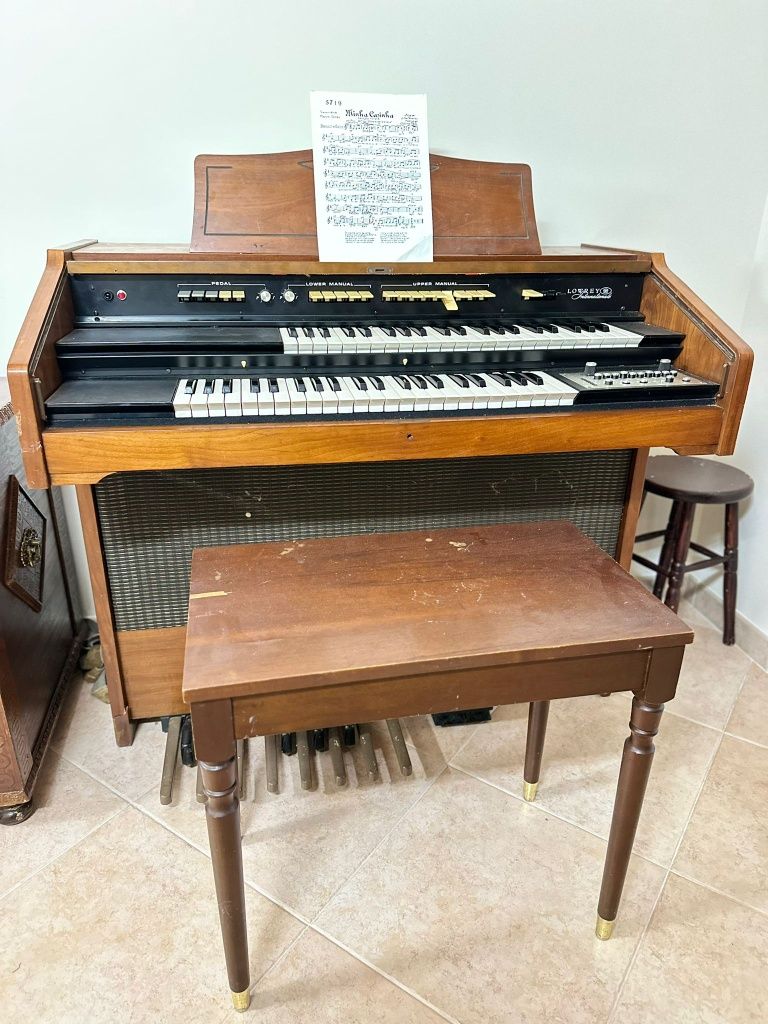 Piano vertical lowrey