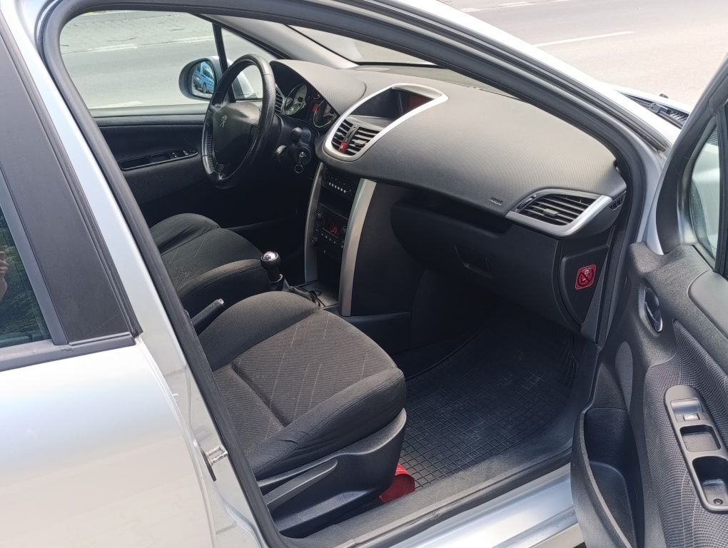 Peugeot 207 z instalacją gazową i sprawną klimą