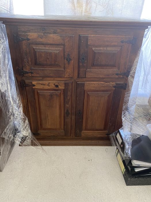 Antigo móvel de parede adaptado