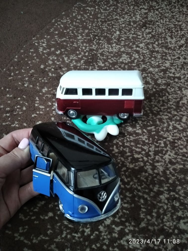 Трамвай, автобус, швидка допомога, мінівени, металеві машинки