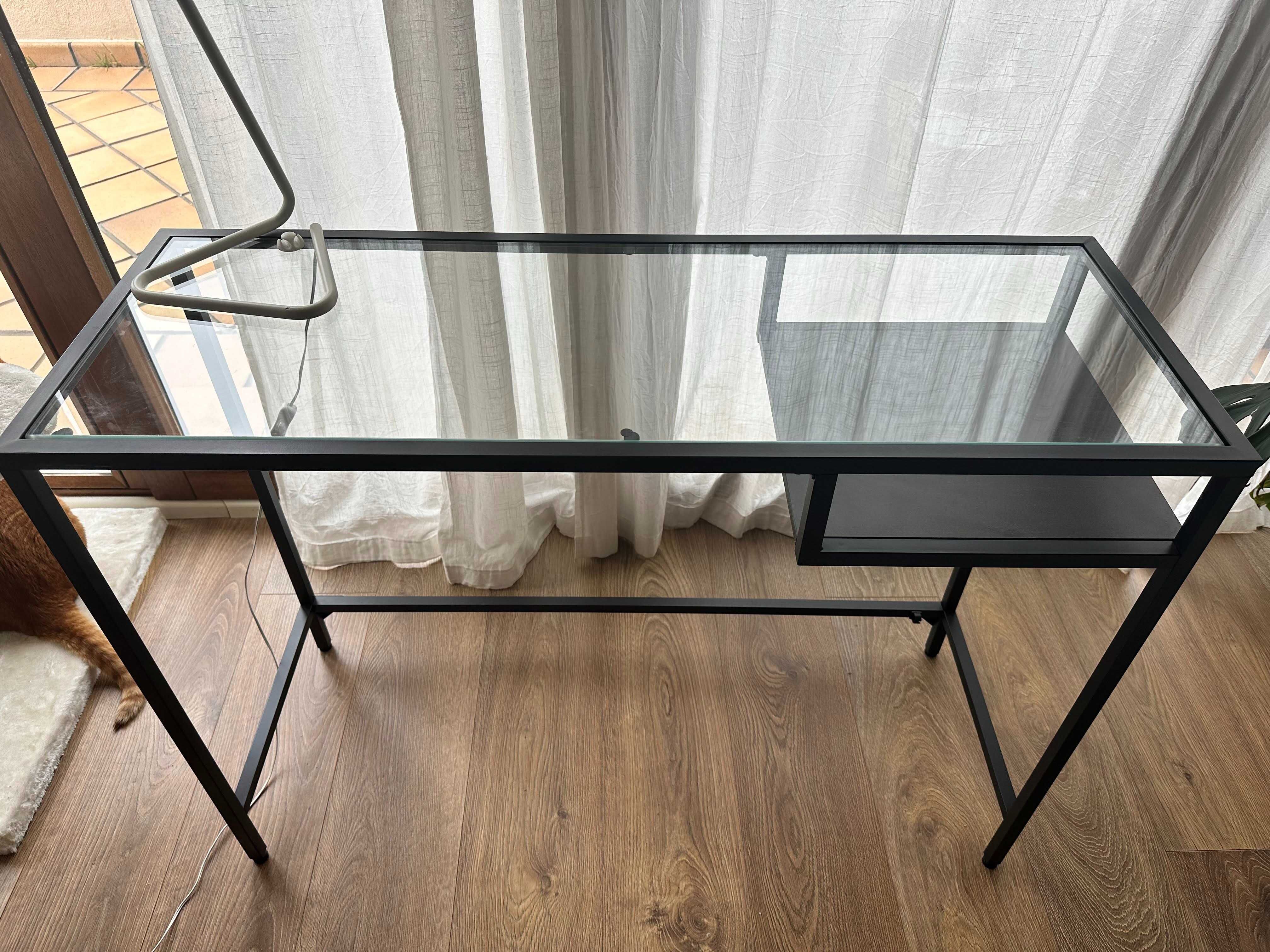 Mesa tampo de vidro IKEA + candeeiro de secretária IKEA de oferta
