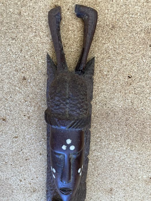 Estatueta de madeira