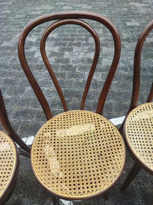 Krzesła typu Thonet.