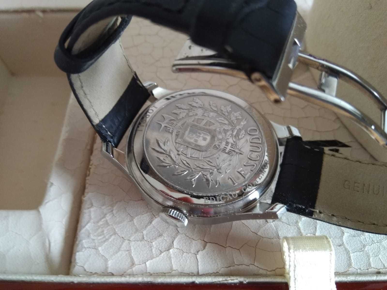 Relógio Tissot Escudo com caixa em madeira e moeda de prata