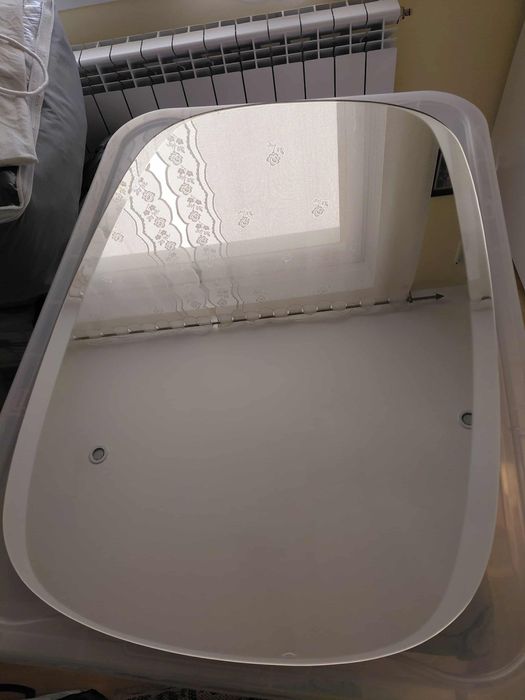 Lustro ścienne z dekoracyjnym brzegiem