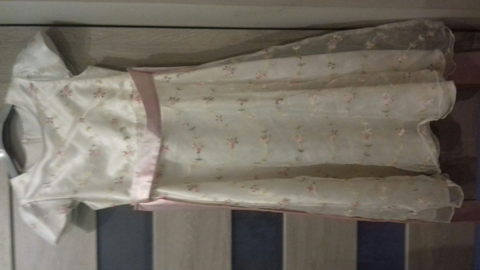 Elegancka sukienka r. 140