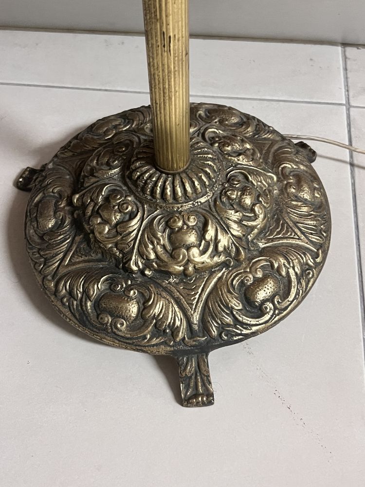 Candeeiro de pé antigo
