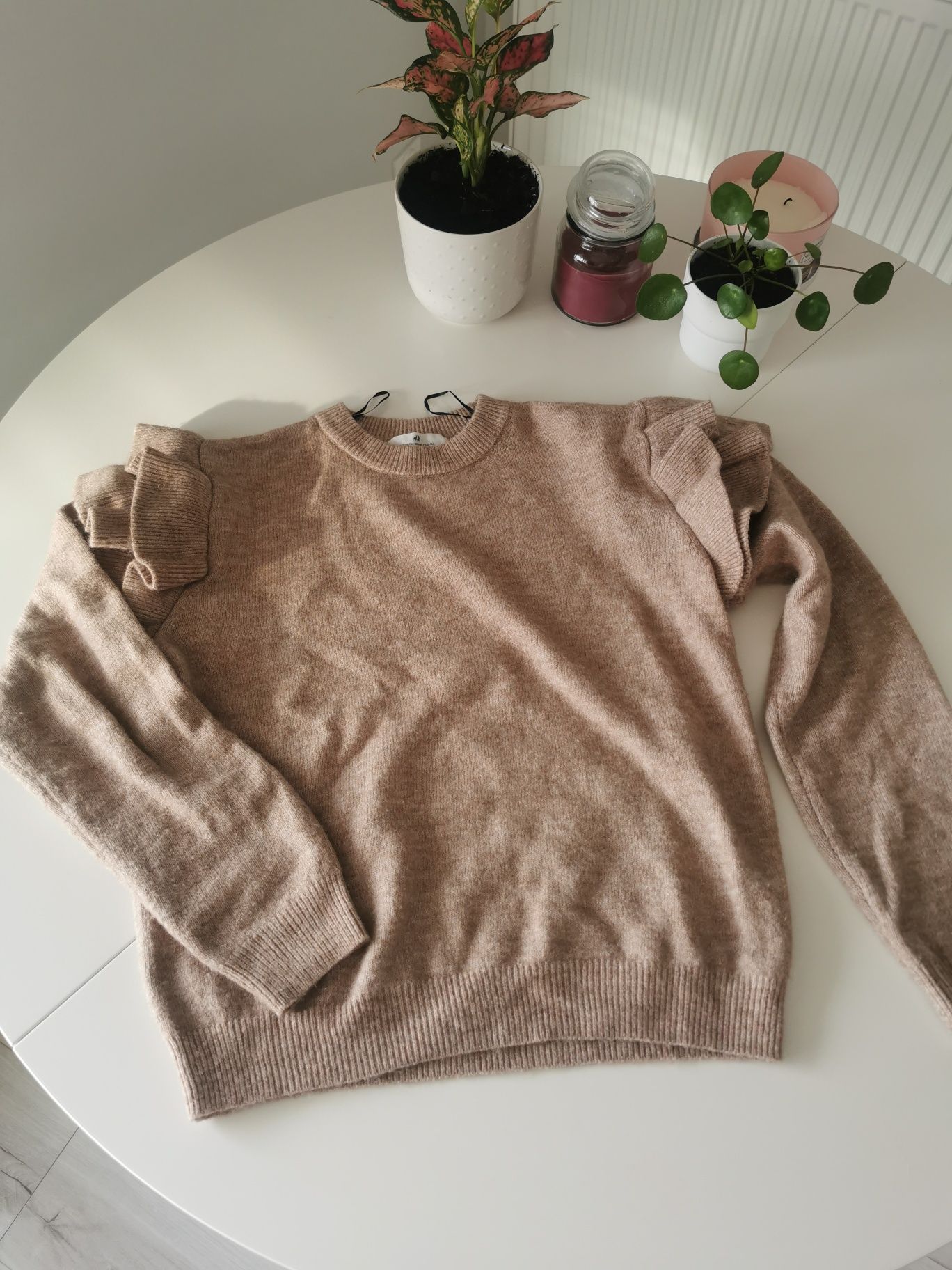 Sweterek firmy H&M 
Rozmiar 158/164
Sweterek jest nowy, w stanie ideal