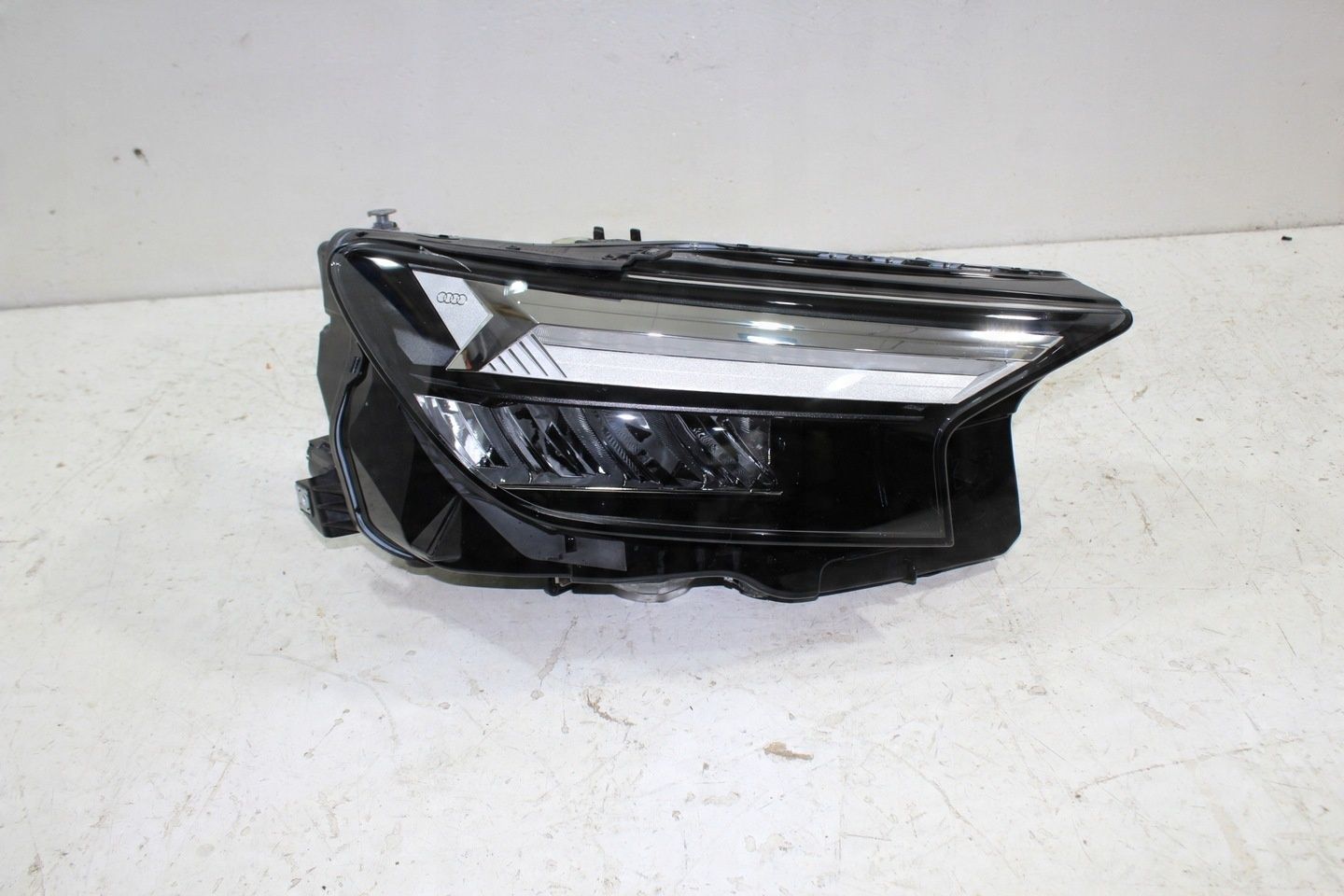 Audi Q4 E Tron lampa Full Led prawa przód