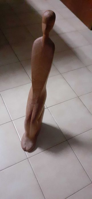 Estatueta de figura de pessoa sentada, em madeira