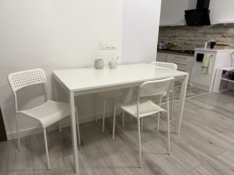 Stół plus krzesła