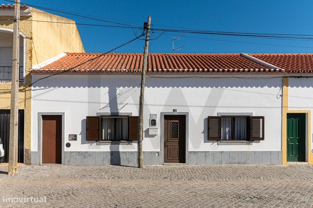 Moradia T2 com sótão, terreno, poço e árvores de fruto em Benavila, Av