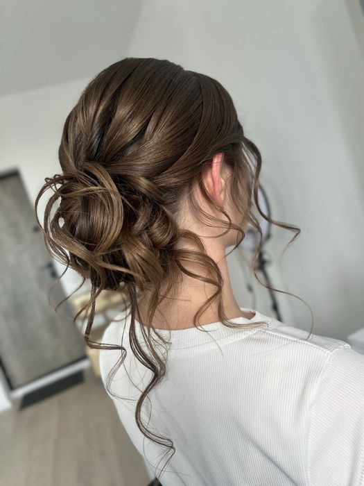 Весільна зачіска, макіяж