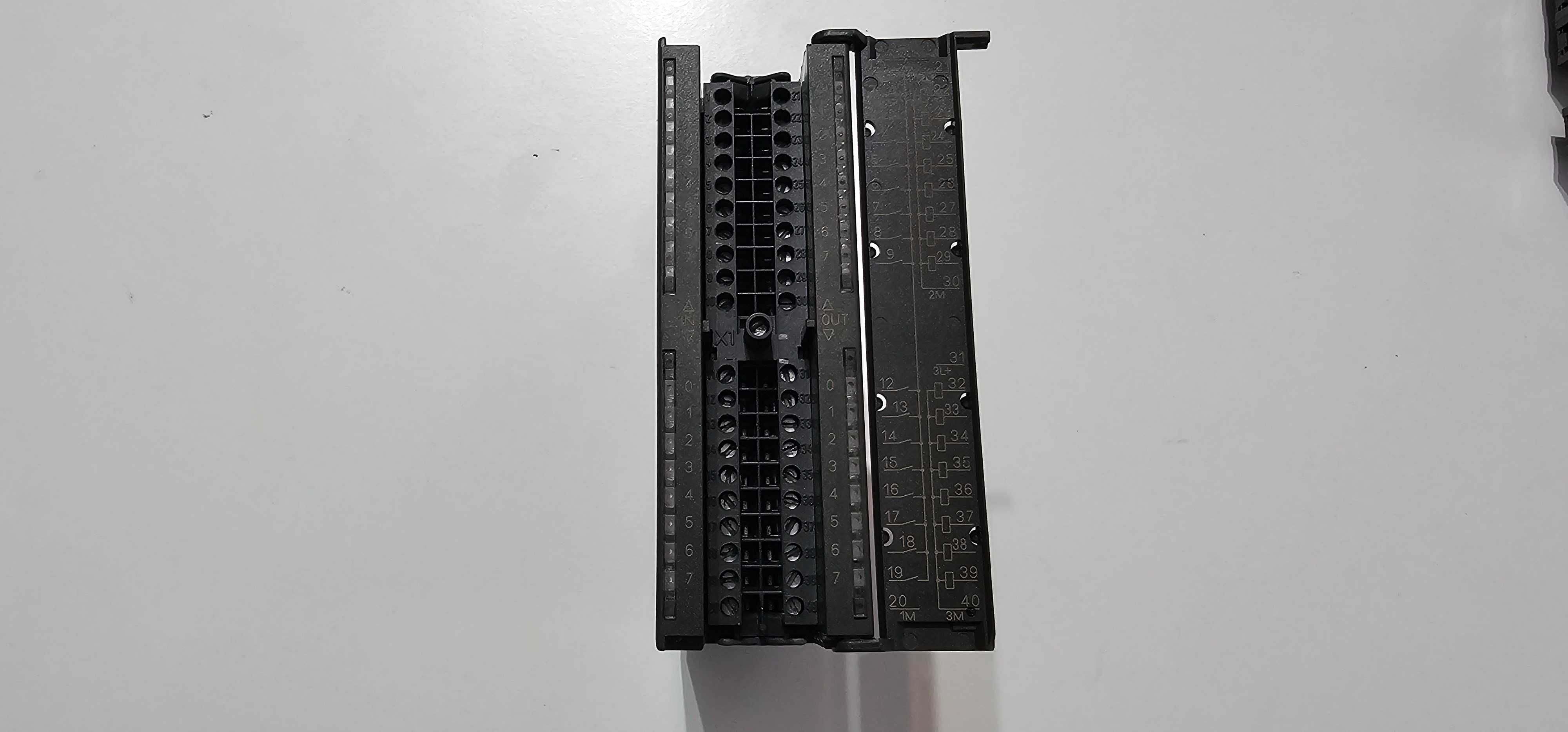 Siemens Simatic SM323 moduł we/wy DI16/DO16xDC24V 6ES7323-1BL00-0AA0