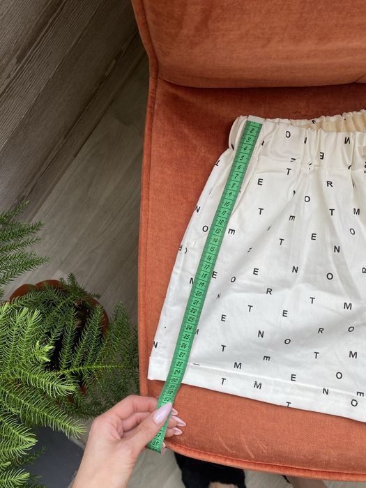 Продам літні жіночі шорти у дрібні букви. Нові.