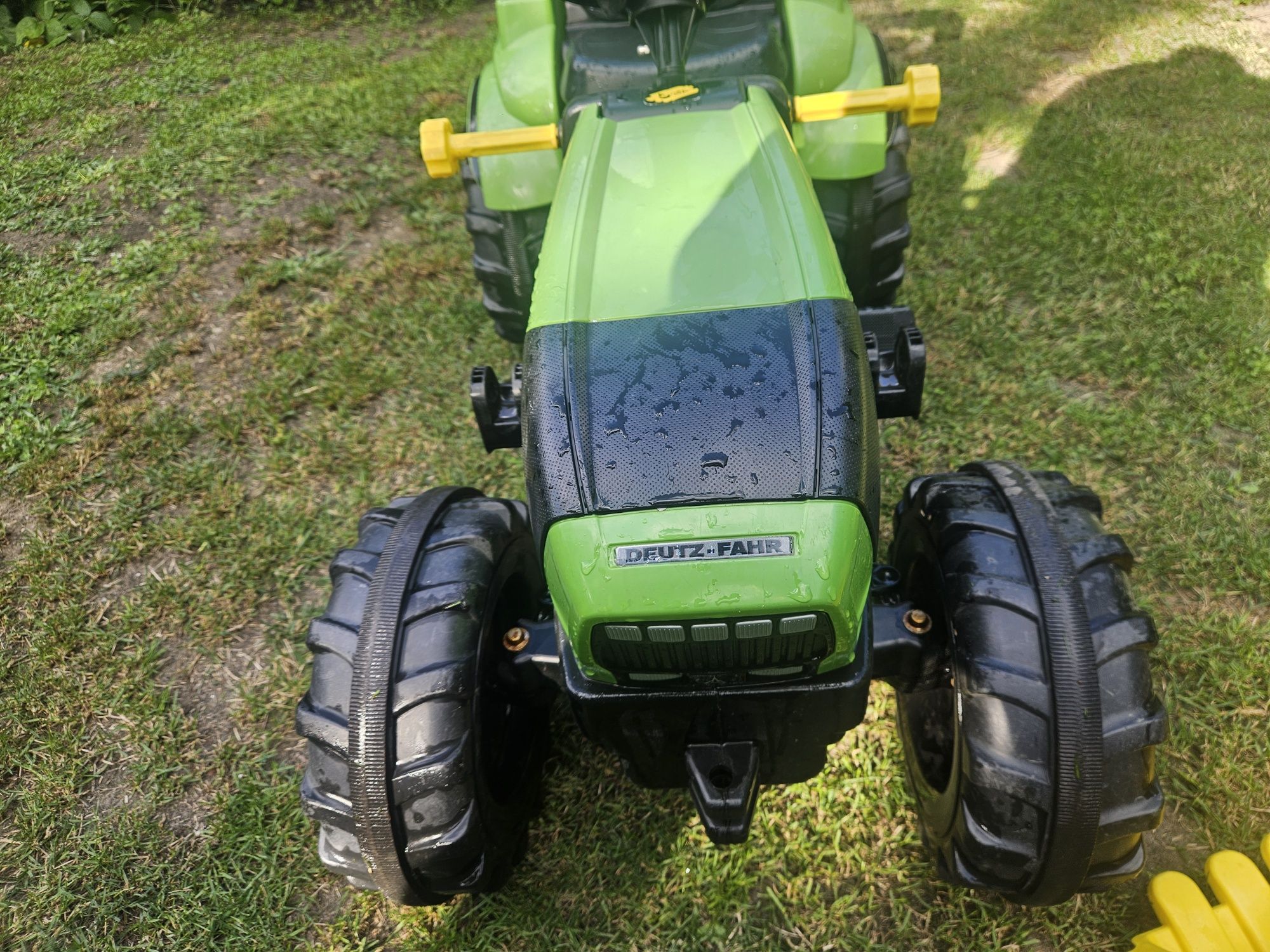 Traktor na  pedały Rolly Toys Deutz Fahr. 

Widoczny na zdjęciu pr