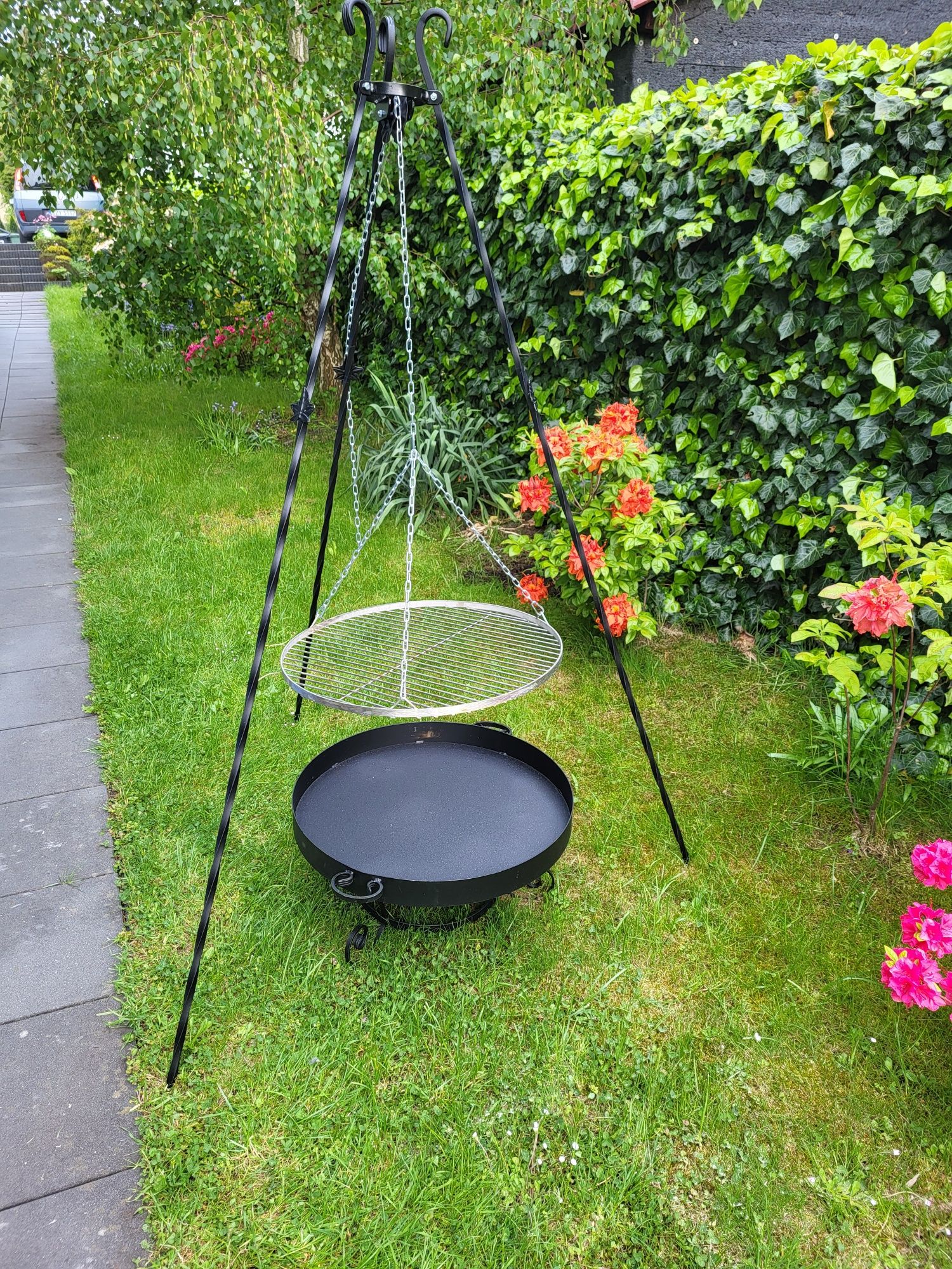 Grill ogrodowy na trójnogu, trójnóg, ruszt, palenisko.