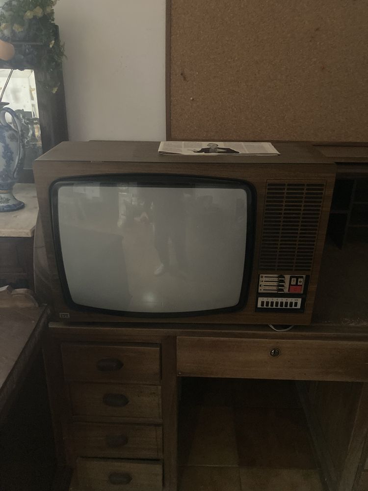 Televisão grande vintage