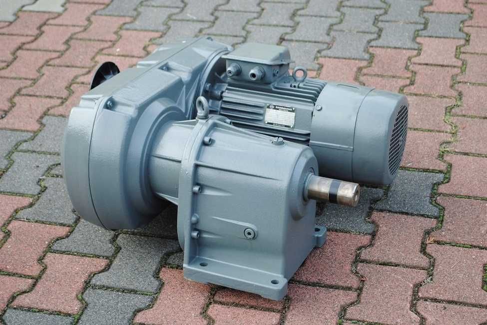 Motoreduktor 5.5kw. z regulacją 76-139obr. LENZE!