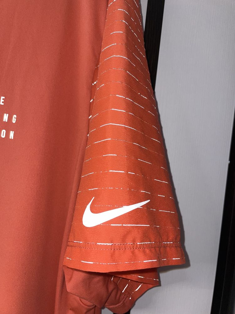 Спортивна футболка Nike