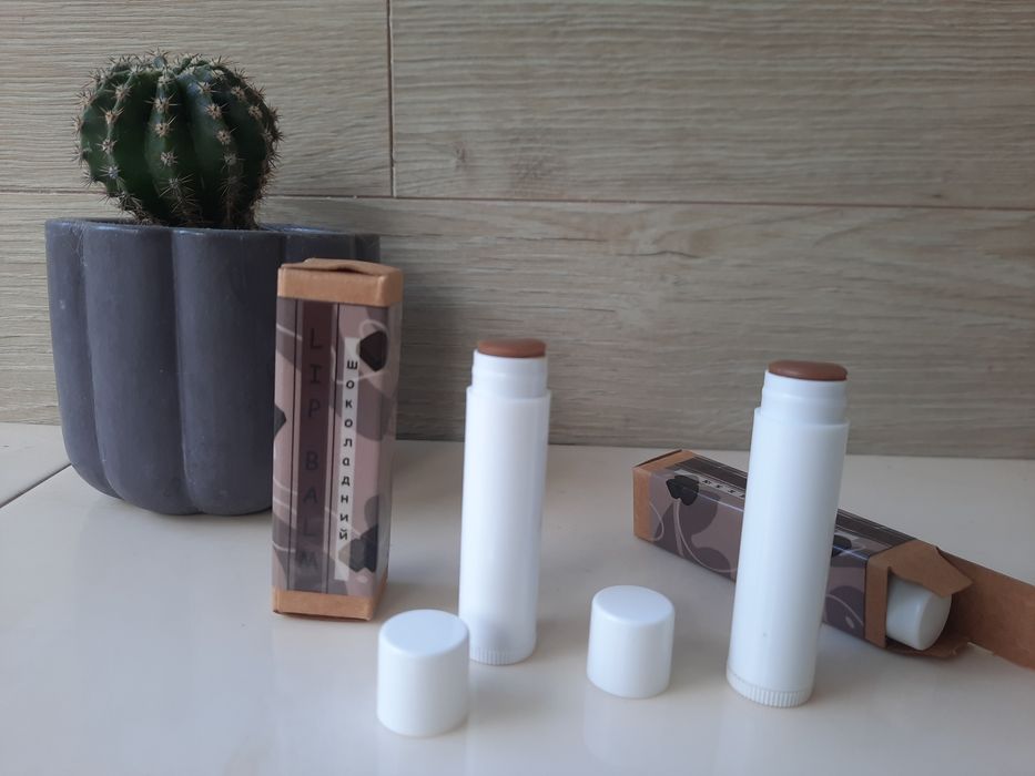 Натуральний бальзам для губ ручної роботи