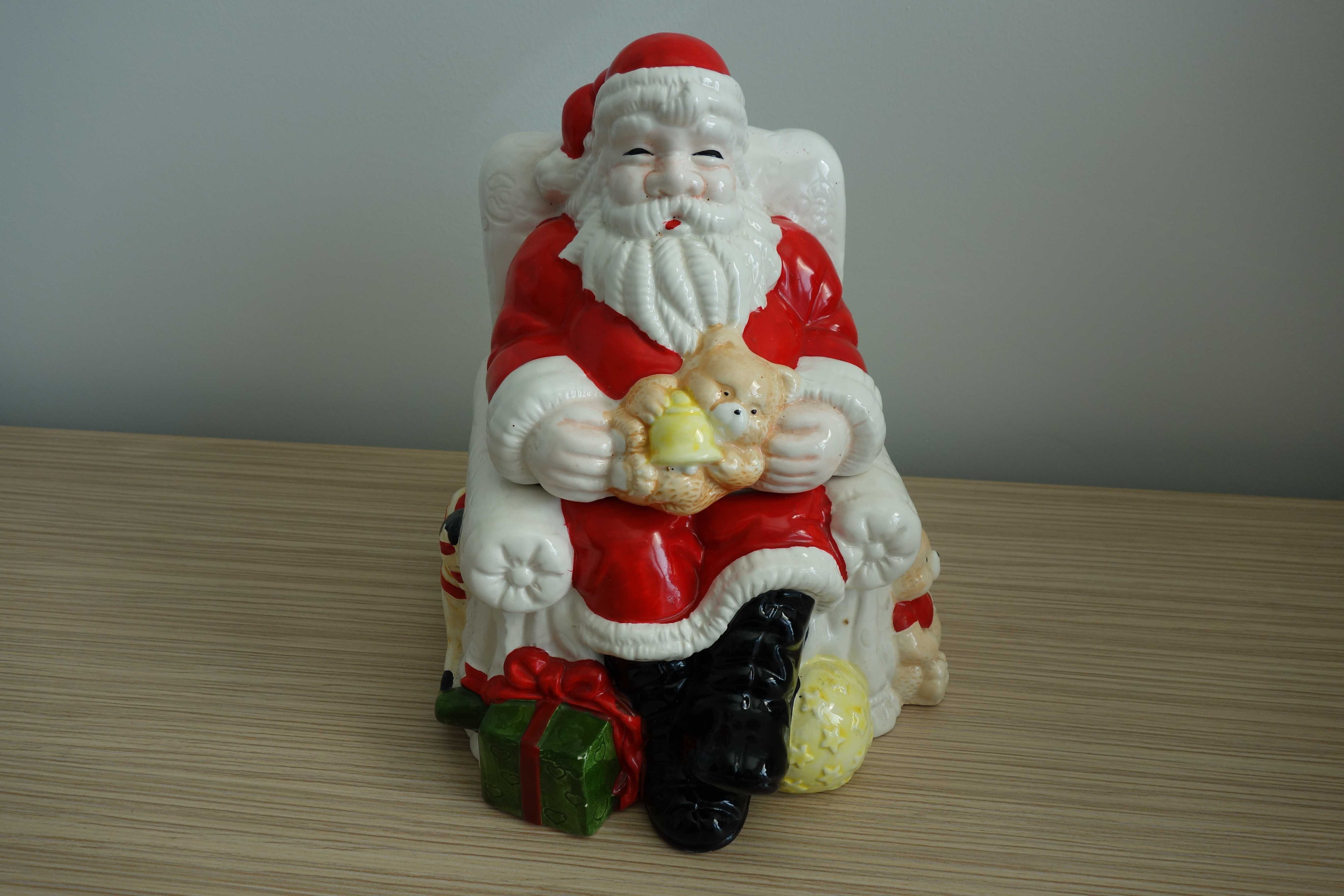 Figurka Mikołaja z ceramiki z pojemnikiem w środku