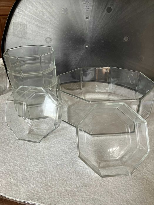 Taça grande de vidro com 6 taças mais pequenas
10 €