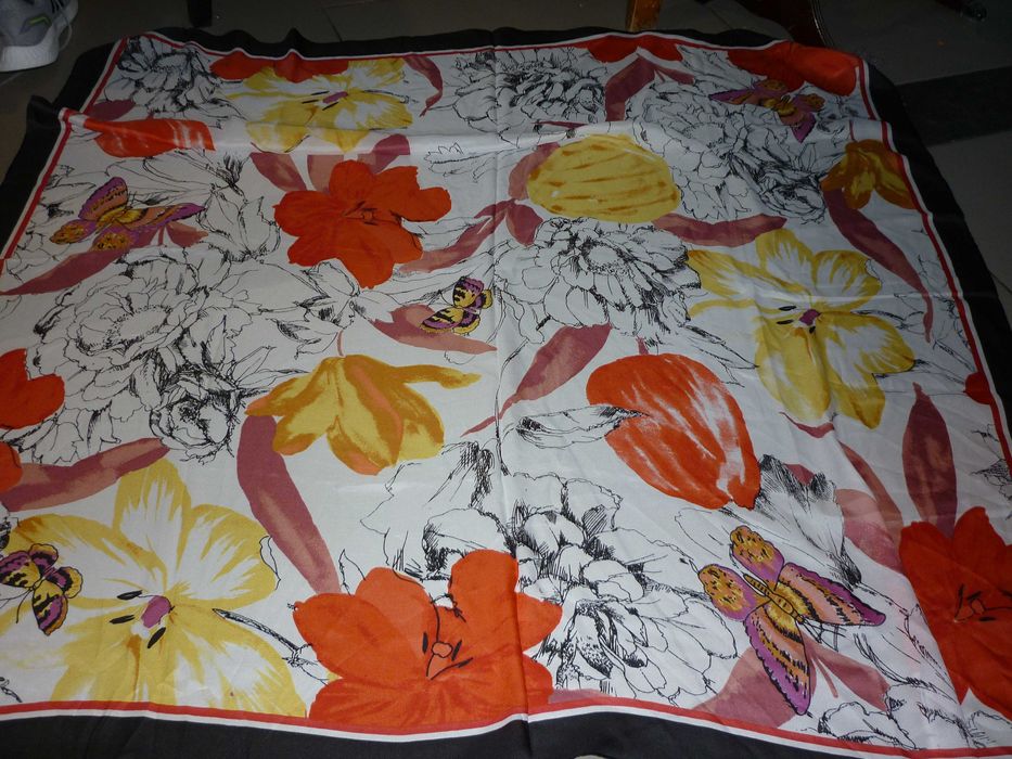 Vince Camuto chusta oversize motyw roślin i motyli