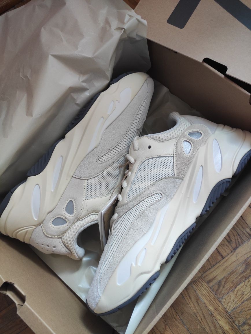 Yeezy Boost 700 Analog