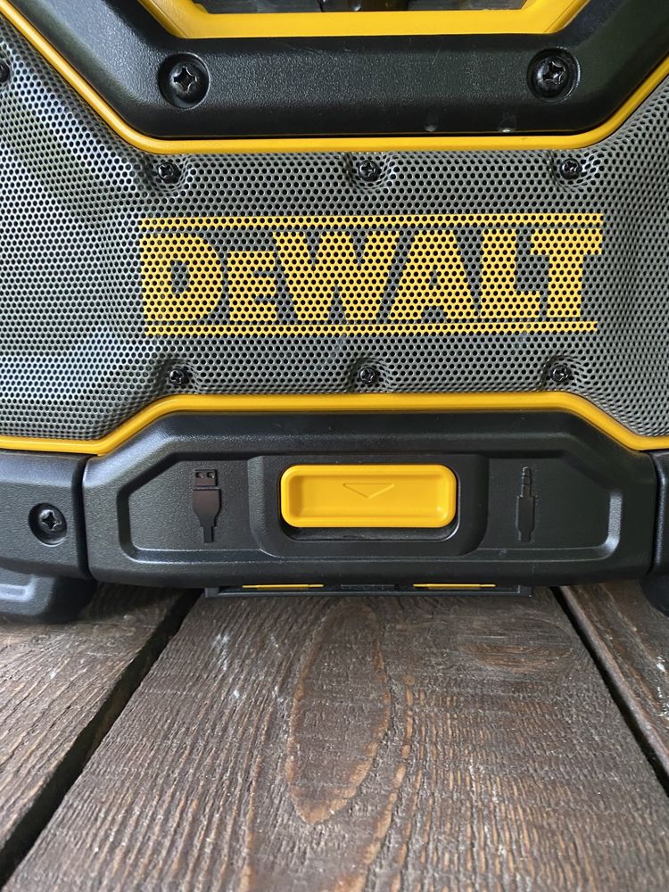 Dewalt радіо зарядне устройство