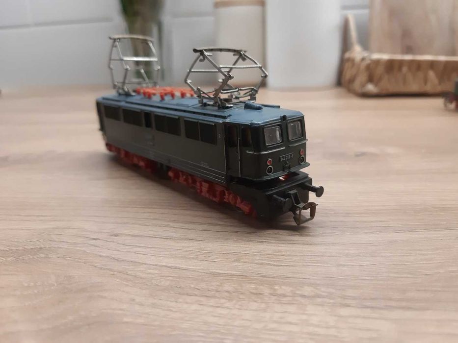 Lokomotywa BR242. BTTB/ZEUKE. Kolejka elektryczna. Skala TT.