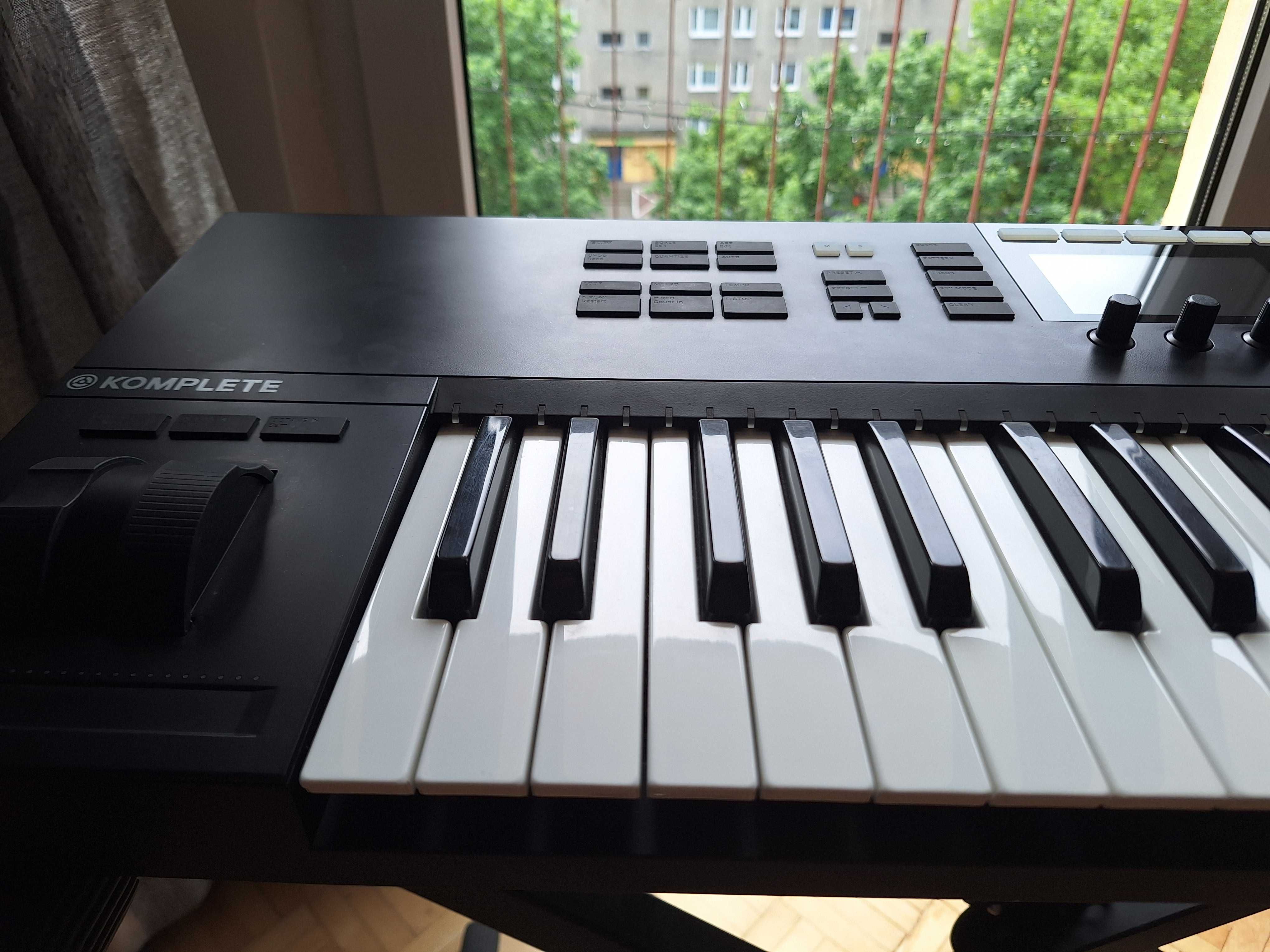 Komplete Kontrol s49 mk2 + stojak