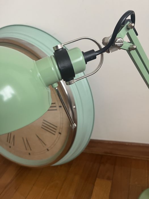 Relogio e Candeeiros de Secretaria