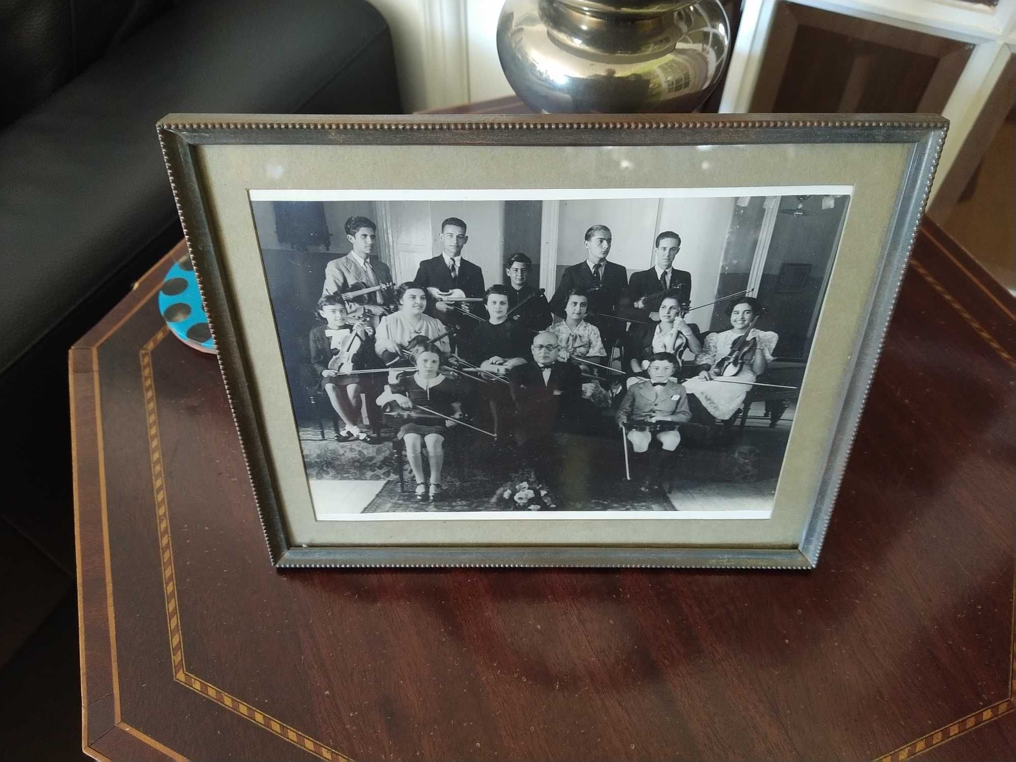 Fotografia antiga, preto e branco, "Maestro e grupo de violinistas"