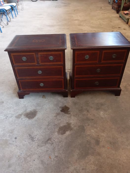 Vendo pare de mesinhas muita bonitas bom estado