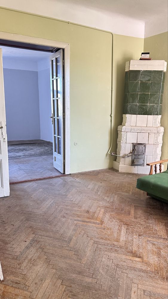 Продам 2-х кім старий фонд