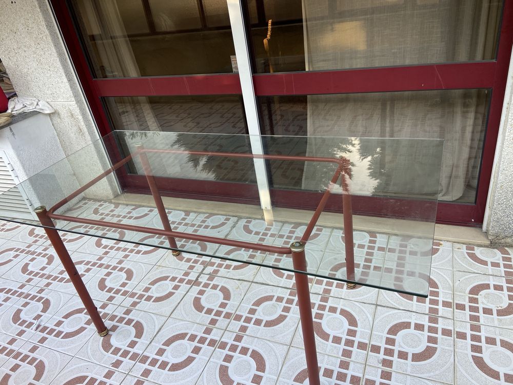 Vendo Mesa de vidro s/ cadeiras