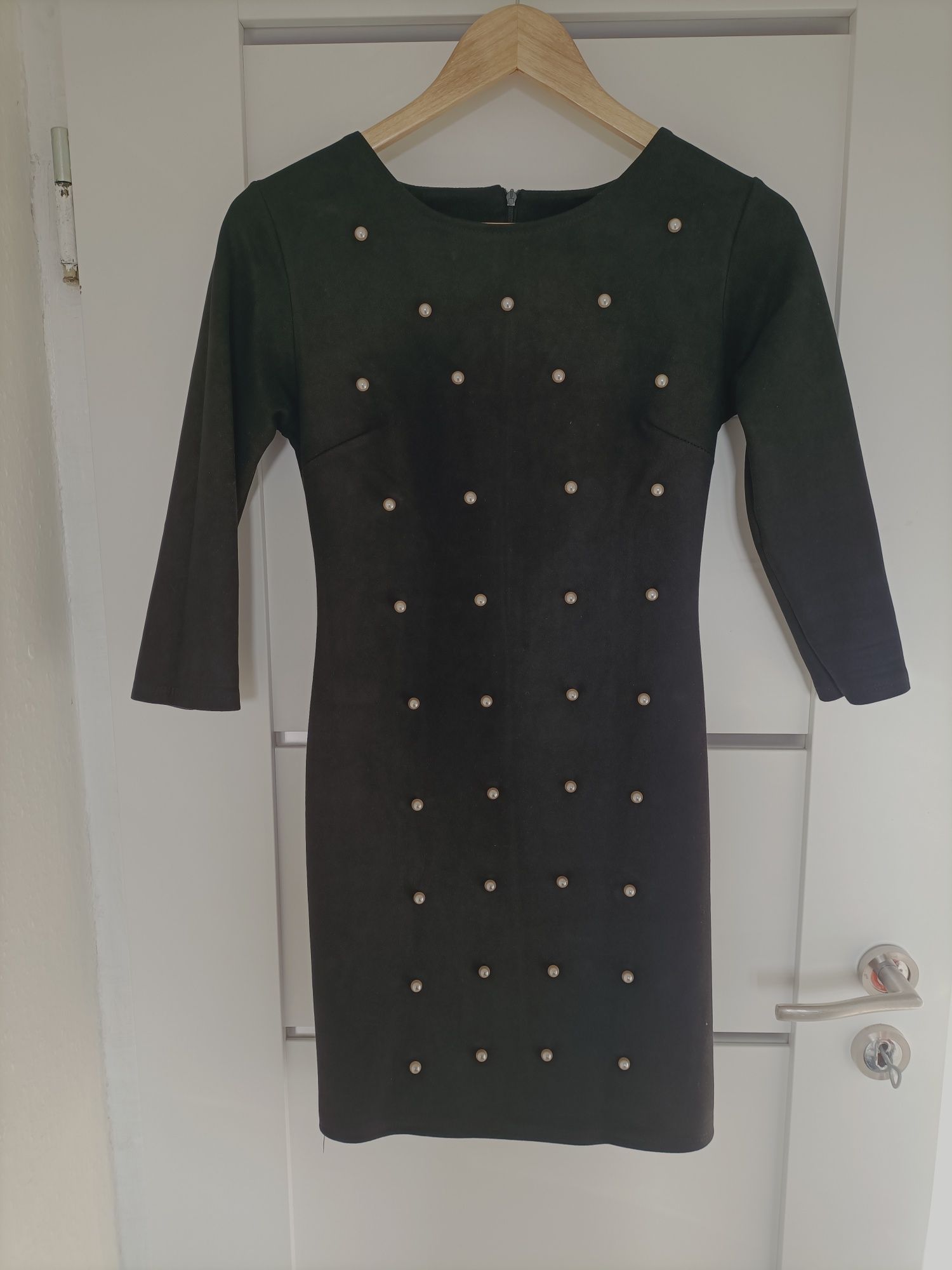Czarna welurową sukienka z perełkami rozmiar xs