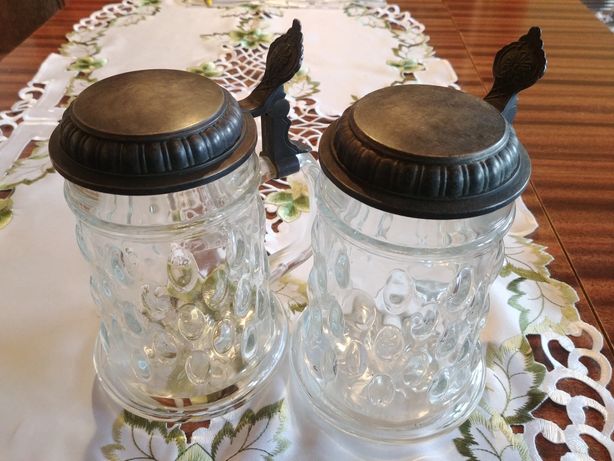 Dwa szklane niemieckie kufle z dekielkami
