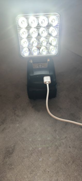 Lampka roboczą LED z akumulatorem