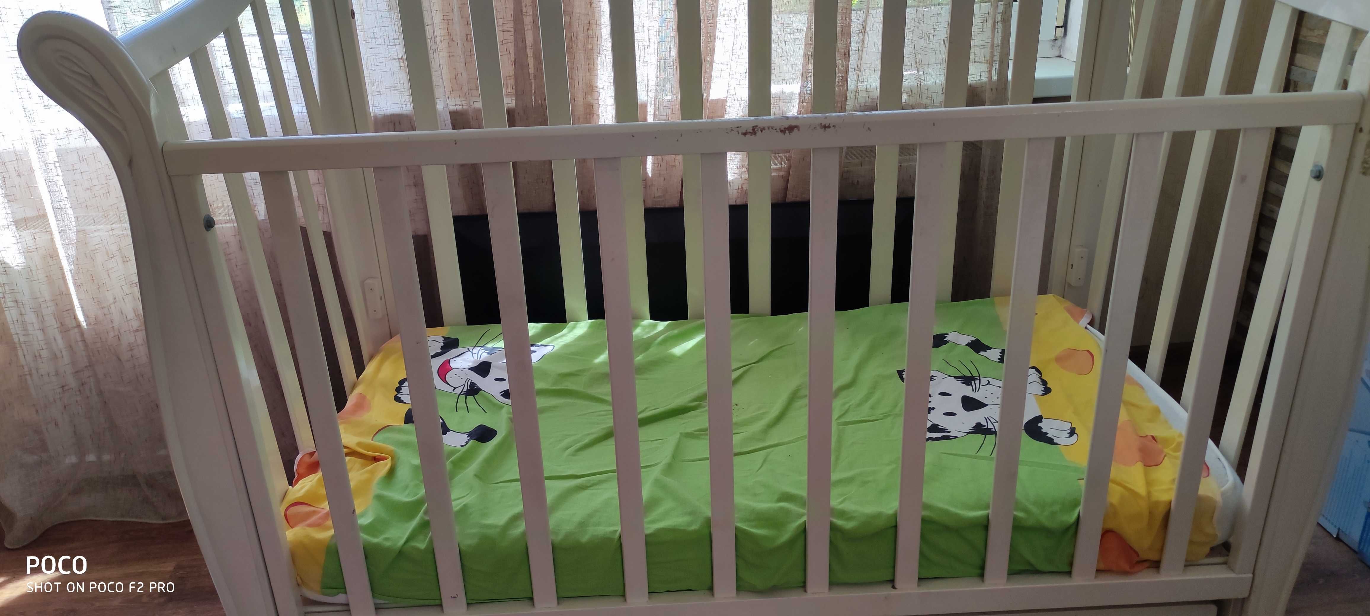 Дитяче ліжко з матрасиком