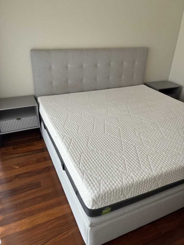 Conjunto Cama king + Colchão Emma + 2 Mesas de Cabeceiras